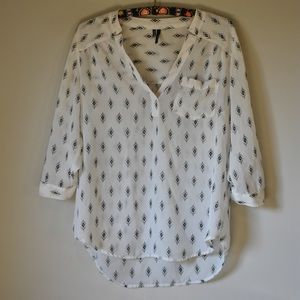 MAURICES White/Black Blouse